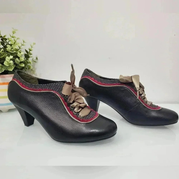 Poetic license Victorian leather and wool heel booties with ribbon laces. Size 8 - Picture 4 of 8